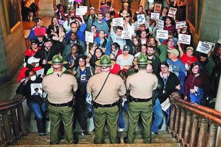 Pozbawiają mandatów za protesty przeciwko broni