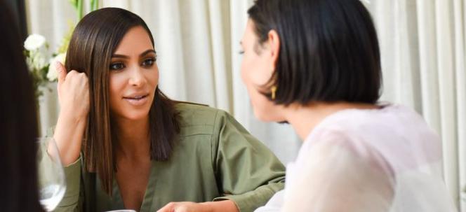 Kim Kardashian ma nową fryzurę! Tym razem zrezygnowała z doczepianych włosów