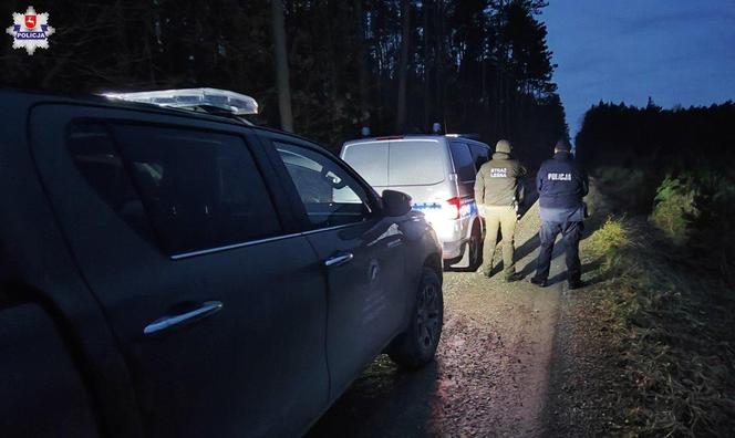 Policjanci wraz ze strażą leśną patrolują lasy w woj. lubelskim. Pilnują, by nikt nie ukradł choinek 