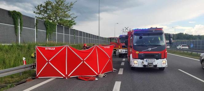 Wypadek śmiertelny na autostradzie A4 pod Tarnowem. Osobówka zderzyła się z autobusem