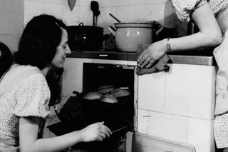 QUIZ PRL. Jajko kontra mazurek. Sprawdź, jak dobrze znasz wielkanocne menu z PRL-u?