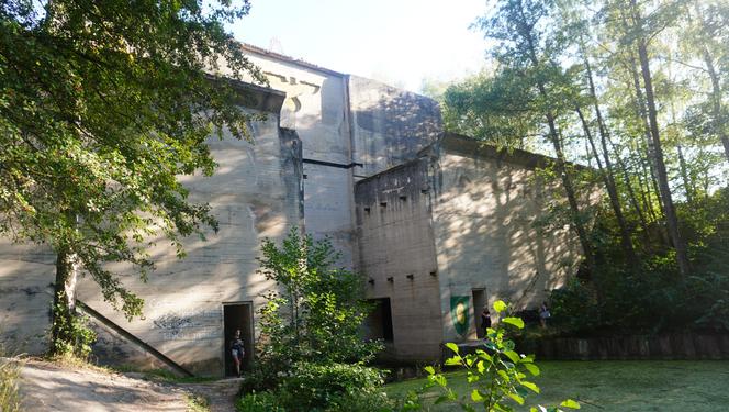 Monumentalna śluza Leśniewo z symbolami III Rzeszy ukryta w mazurskim lesie. Jest owiana tajemnicą [ZDJĘCIA]