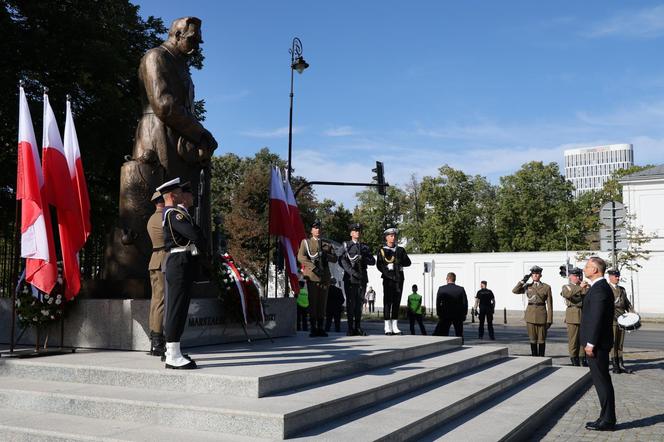 Święto Wojska Polskiego. Andrzej Duda złożył wieniec przed pomnikiem marszałka Józefa Piłsudskiego