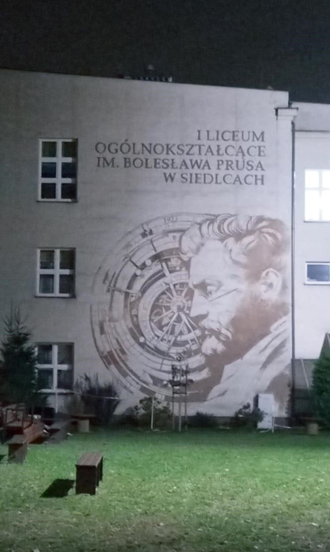 Mural można zobaczyć tylko od strony ulicy Sienkiewicza, na terenie zielonym I LO im. Bolesława Prusa w Siedlcach.