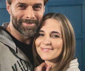 Pierwsza miłość na planie. Marta (Honorata Witańska), fałszywy ksiądz Bruno/ Łukasz Mejer (Konrad Jałowiec)