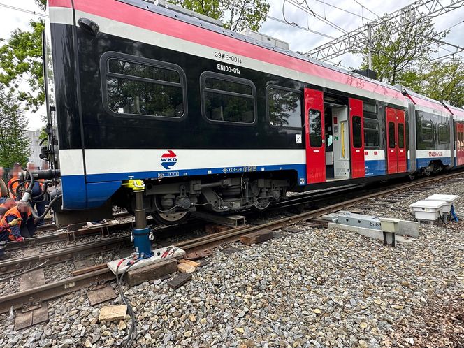 Paraliż komunikacyjny! Pociąg WKD wykoleił się w Grodzisku Mazowieckim