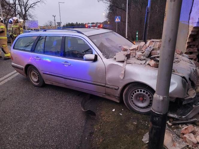 Mercedes uderzył w budynek i wybił potężną dziurę. Autem jechali ojciec z synem