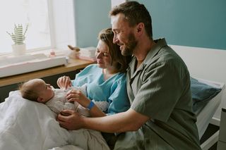 Co zobaczy facet jeśli zajrzy „tam” podczas porodu? Te zdjęcia zaszokują wiele mam