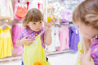 Co kupić dziecku na wyprzedaży? 7 rzeczy, które przydadzą się nie tylko latem