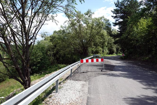 Osuwisko we Florynce znów zabrało kawałek drogi. Trasa jest przejezdna, ale są utrudnienia 