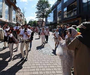 150-lecie przewodnictwa tatrzańskiego. Przemarsz przewodników po Krupówkach w Zakopanem