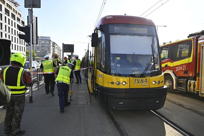 Zderzenie tramwajów w centrum Warszawy. 13 osób rannych, ruch tramwajowy wstrzymany