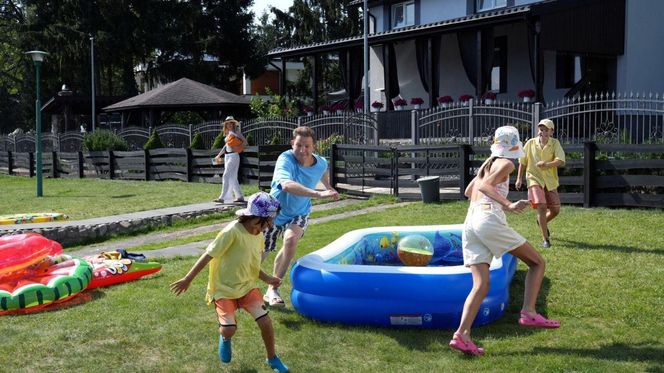 Barwy szczęścia odc. 3120. Łukasz (Michał Rolnicki), Agnieszka (Katarzyna Tlałka), Ksawery (Bartosz Gruchot), Franek (Filip Kruszewski), Zosia (Gabriela Trawińska)