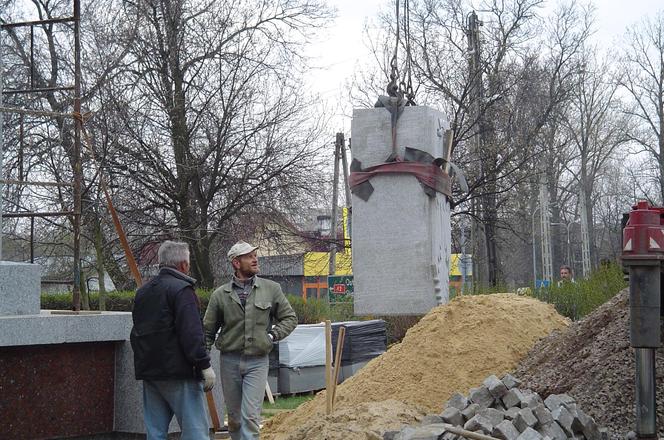 Zburzony i odbudowany!  Pomnik Niepodległości w Starachowicach