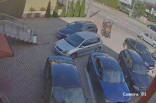 Strażak z Pabianic pognał do pożaru kosiarką