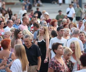 Potańcówka pod Teatrem Śląskim w Katowicach. Tłumy wręcz oszalały ZDJĘCIA