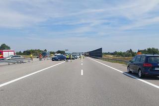 Pickup koziołkował na autostradzie. Straszne skutki zderzenia z busem