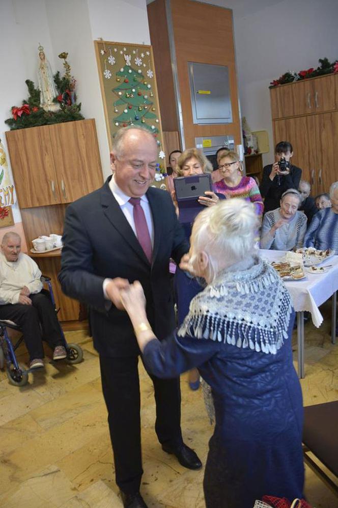 Jest starsza niż polska niepodległość! Na 102. urodziny pani Aniela zatańczyła z wójtem 