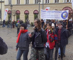 Polonez dla Fredry 2025 we Wrocławiu. Maturzyści zatańczyli na Rynku [ZDJĘCIA]