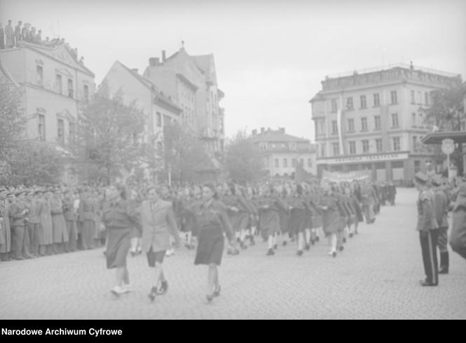 Tak wyglądała Jelenia Góra po wojnie. Zobacz migawki z życia miasta 