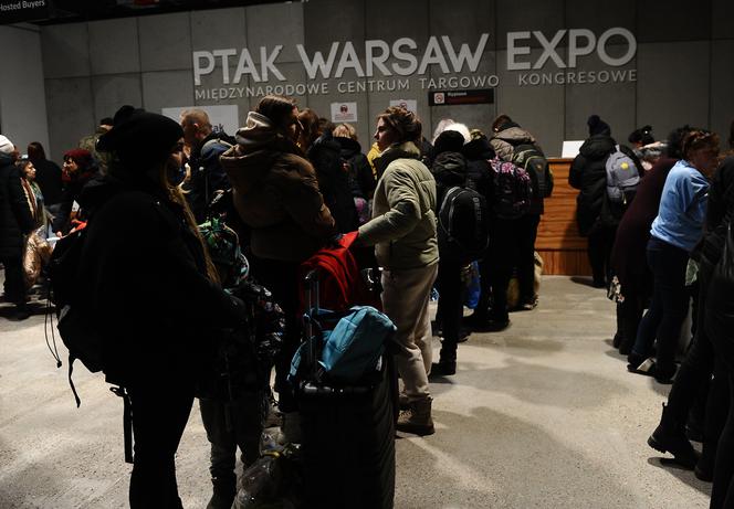 Uchodźcy w Warszawie to już 10 proc. mieszkańców stolicy. Śpią w hali targowej, na boisku i w biurowcu