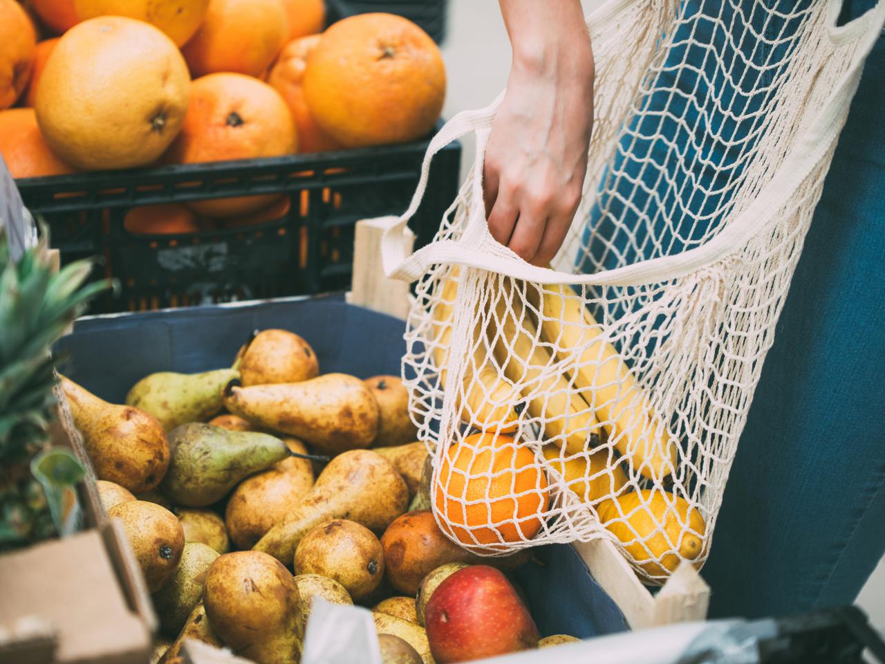 Polacy marnują 3 mln ton żywności rocznie! Co sekundę wyrzucamy 153 kg jedzenia