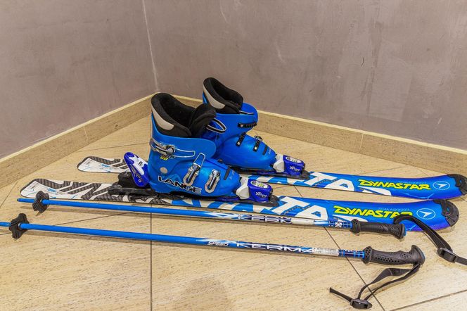 Zakaz wnoszenia do pokoju nart