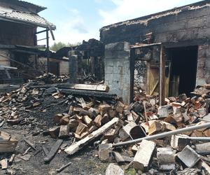 Pożar w Tajęcinie. Niszczycielski ogień zabrał im dach nad głową: Stracili wszystko, na co bardzo ciężko pracowali