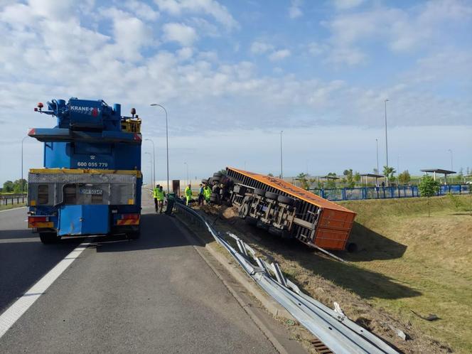 Poważny wypadek na A1 koło Torunia. Ciągnik siodłowy z naczepą przewrócony na wysokości MOP Nowy Dwór