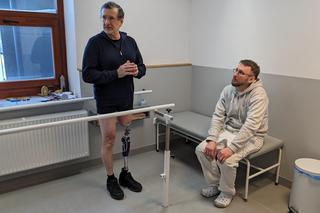 Najstarszy pacjent w Polsce z ultranowoczesną protezą wróci do pracy w ogrodzie 