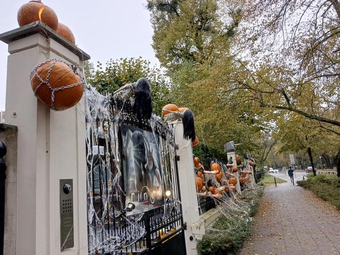 Willa na Jaśkowej Dolinie znów ozdobiona. Tym razem przechodniów zaskakują halloweenowe straszydła!