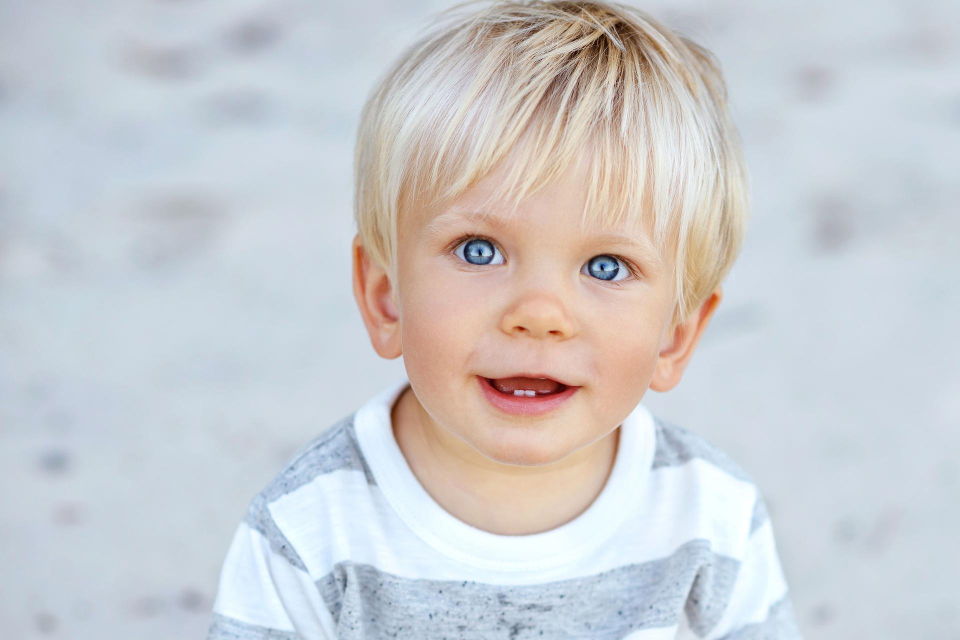 У темноволосых родителей родился светловолосый ребенок. Мальчик блондин. Мальчик блондин с голубыми глазами. Ребенок мальчик блондин. Светловолосый малыш.