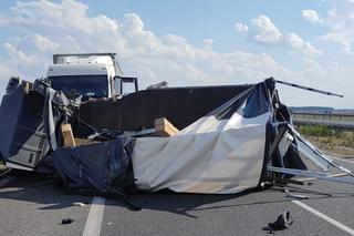 Dostawczak wjechał w ciężarówkę. Groźna kolizja na S5 koło Leszna [ZDJĘCIA]