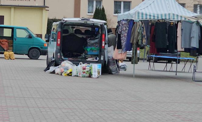 Pustki na targowisku w Nowej Dębie