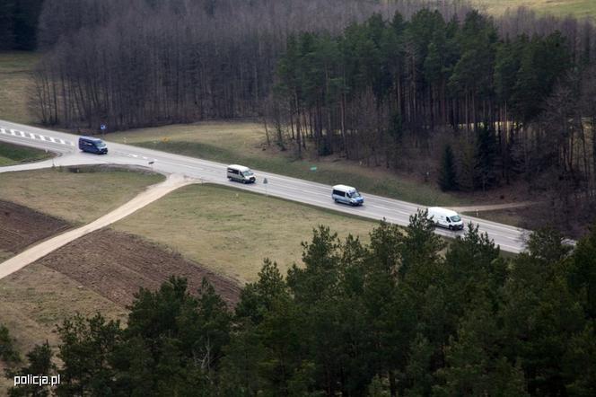 Wielki transport z cudzoziemcami przekroczył granicę. Pojechali w kierunku Litwy [ZDJĘCIA]