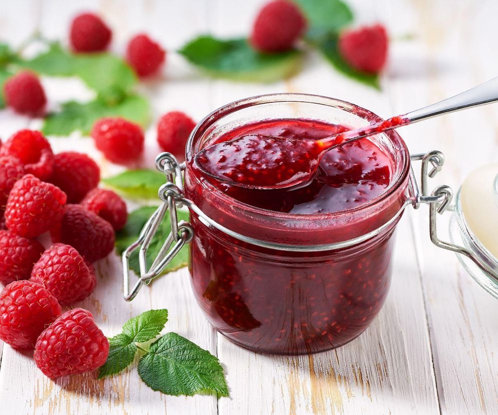 Jak zrobić dobre maliny w słoiku? Poznaj łatwy przepis na maliny na zimę