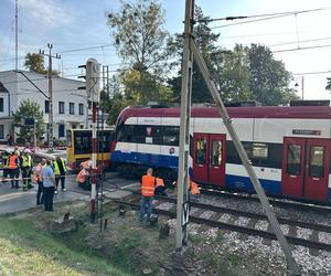 Autobus miejski zderzył się z pociągiem WKD. Ranni pasażerowie przewiezieni do szpitala