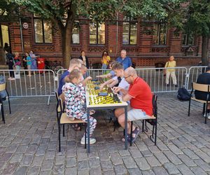 Szachiści opanowali centrum Torunia. Turniej błyskawiczny na Rynku Staromiejskim