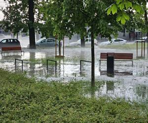 Nawałnica nad Gnieznem. Miasto zalały strumienie wody po ulewie i gradobiciu [ZDJĘCIA].