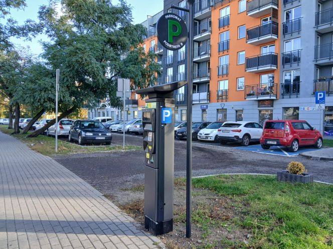 W Bydgoszczy są już nowe parkomaty, ale nie działają. Kierowcy czekają, bo mają dość szukania drobnych