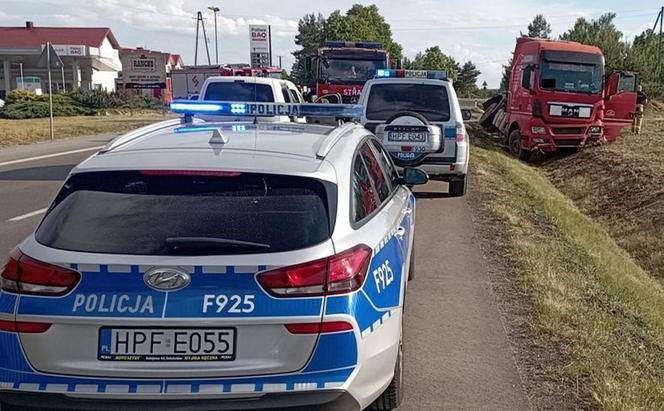 Śmiertelny wypadek pod Bełchatowem. 25-letni motocyklista wjechał pod koła ciężarówki [ZDJĘCIA]