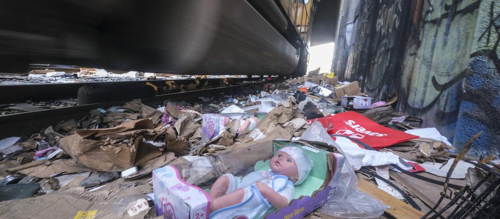 Bandy rabusiów plądrują pociągi