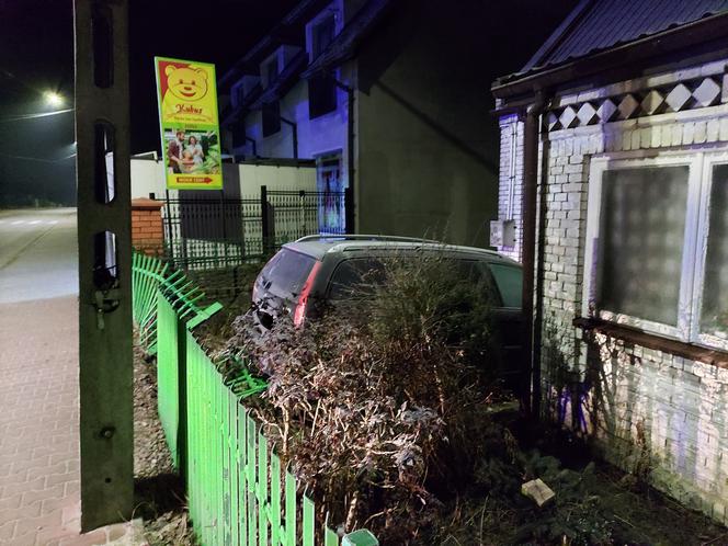 Huk i pęknięta ściana! Citroen wjechał w dom na Południowej w Starachowicach