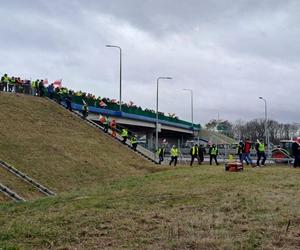 Rolnicy z woj. lubelskiego blokują drogi w regionie. Na protestującymi czuwa policja 