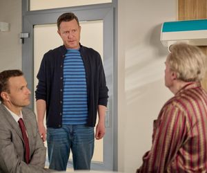 Na Wspólnej odc. 4036. Wojtek (Wojciech Błach), Juliusz (Daniel Olbrychski)