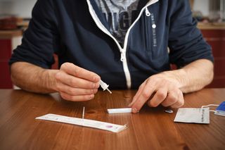 Kolejki pod aptekami. Testy combo wyprzedają się błyskawicznie