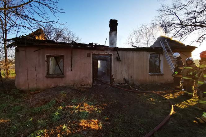 Tragiczny pożar budynku mieszkalnego w gm. Brzeziny. Nie żyje starszy mężczyzna