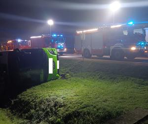 Wypadek na trasie krajowej koło Buska-Zdroju. Przewrócił się autokar przewożący obywateli Ukrainy