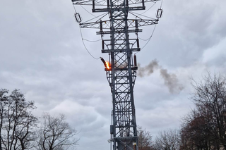 Zapłonął słup energetyczny na warszawskim Gocławiu