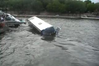 Paryż: Autobus wpadł do Sekwany! (FOTO + VIDEO!)